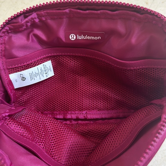 🍋 Lululemon Everywhere Belt Bag in Berry FINAL OFFER - Picture 12 of 16